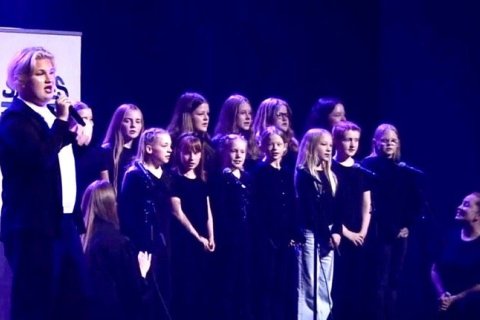 Guðjón Þorgils ásamt skólakór Sandgerðisskóla