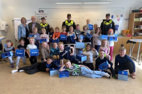 Árgangur 2018 ásamt fulltrúum frá Kiwanisklúbbi Hofi og Samfélagslögreglu Suðurnesja