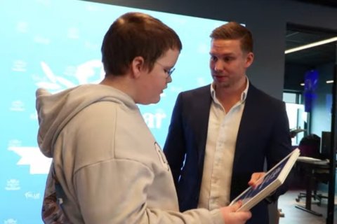 Fulltrúi frá Skýinu ásamt  Þorsteini Þorsteinssyni, framkvæmdastjóra Blue Car Rental