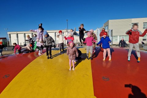 Nemendur 1. bekkjar fara hoppandi kát inn í sumarið